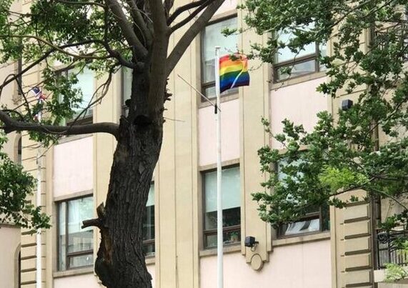 Bakıda səfirlik binasından LGBT bayrağı asıldı – FOTOLAR