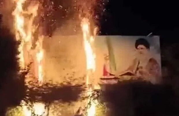 İranda Xameneinin şəkli olan banner yandırıldı – VİDEO