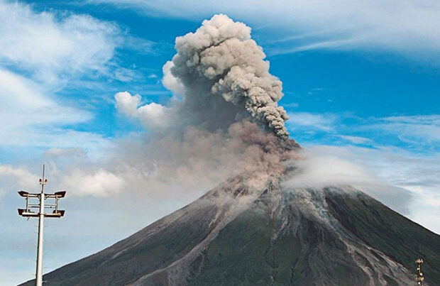 Kuril adalarında vulkan püskürdü – VİDEO