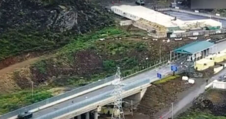 Azərbaycan Laçın yolunda beton arakəsmələr quraşdırdı – VİDEO