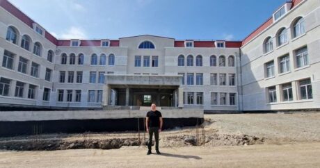 Prezident Şuşada 1 nömrəli tam orta məktəbin binasında tikinti işlərinin gedişi ilə tanış oldu – YENİLƏNDİ – FOTO
