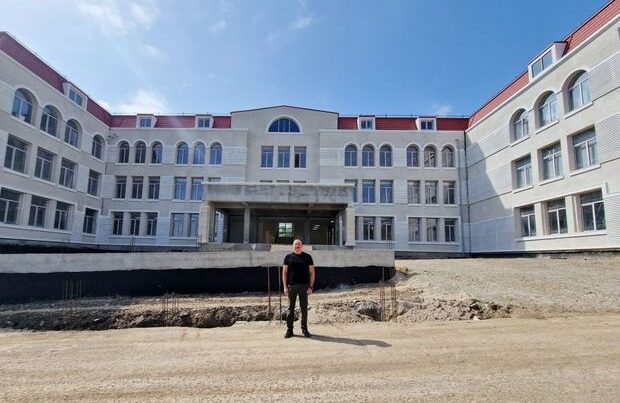 Prezident Şuşada 1 nömrəli tam orta məktəbin binasında tikinti işlərinin gedişi ilə tanış oldu – YENİLƏNDİ – FOTO