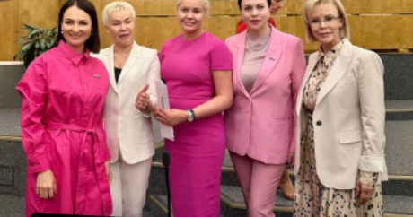 Rus deputatlar iclasa “Barbi” geyimində gəldilər