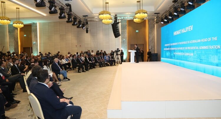 Qlobal Media Forumunun üçüncü günü “Mediada investisiya və istehlak tendensiyaları” adlı sessiyanın davamı ilə başladı