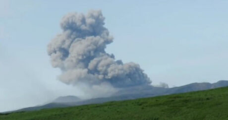 Ebeko vulkanı 2,5 kilometr yüksəkliyə kül püskürdü – VİDEO