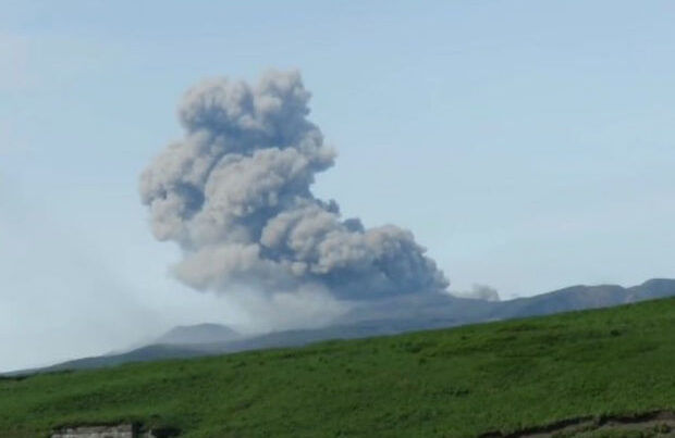 Ebeko vulkanı 2,5 kilometr yüksəkliyə kül püskürdü – VİDEO