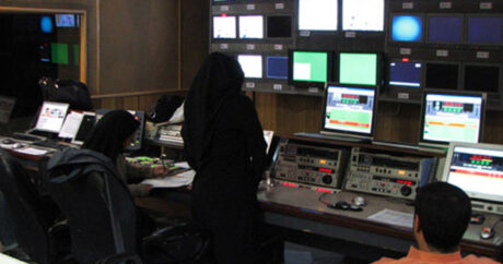 İran televiziyasında canlı yayım zamanı qadın müxbirə hicab xəbərdarlığı – VİDEO