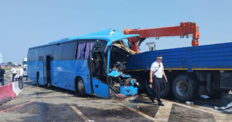 Rusiyada sərnişin avtobusu yük maşınına çırpıldı: Xeyli sayda ölən var