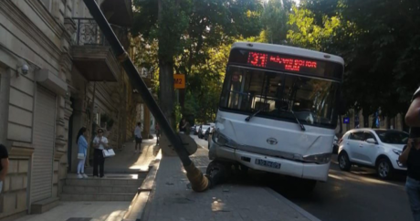 Bakıda sərnişin avtobusu işıq dirəyinə çırpıldı – VİDEO