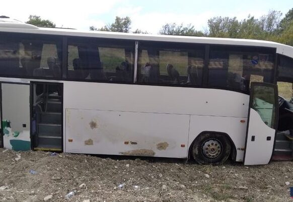 Şamaxıda turistləri aparan avtobus qəzaya uğradı: Xəsarət alanlar var – FOTO