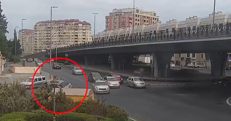 Bakıda yol qəzası: “Prius” aşdı – VİDEO