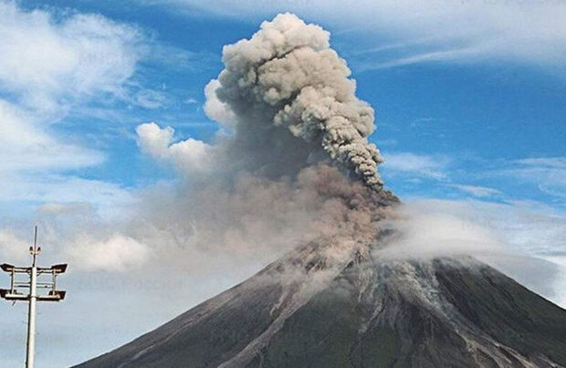 Ebeko vulkanı 3,5 kilometr yüksəkliyə kül püskürdü – VİDEO