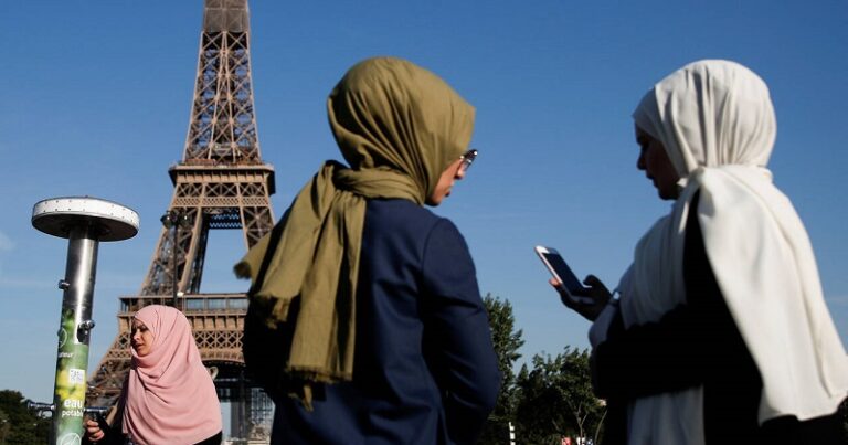 Parisdən HİCAB QADAĞASI: “Artıq Fransa faşist siyasətinin pik nöqtəyə çatdığı ölkədir”