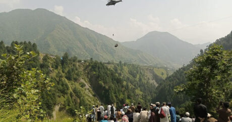 Pakistanda insanlar kanatda asılı qaldılar – FOTO/VİDEO