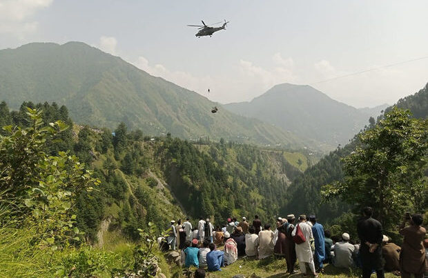 Pakistanda insanlar kanatda asılı qaldılar – FOTO/VİDEO