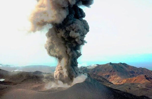 Ebeko vulkanı 3,5 kilometr yüksəkliyə kül püskürdü – VİDEO