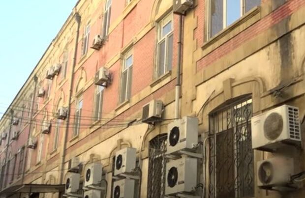 Tarixi binaya qəsd: fasadına 67-yə qədər kondisioner quraşdırıldı – VİDEO
