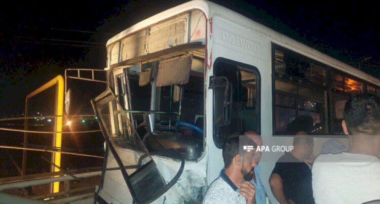 Abşeronda avtobusla maşın toqquşdu – FOTO