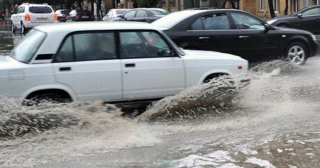 Bakı-Şamaxı-Yevlax yolunu su basdı – Yüzlərlə avtomobil yolda qaldı