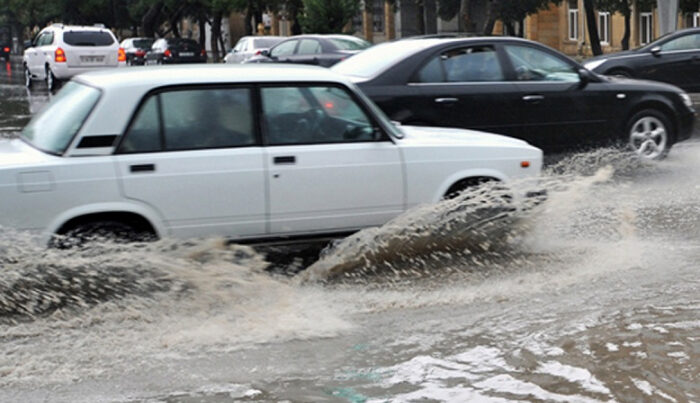 Bakı-Şamaxı-Yevlax yolunu su basdı – Yüzlərlə avtomobil yolda qaldı