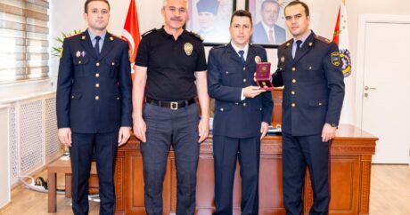 Vilayət Eyvazov bayrağımıza ehtiram göstərən türk polisi təltif etdi – FOTOLAR