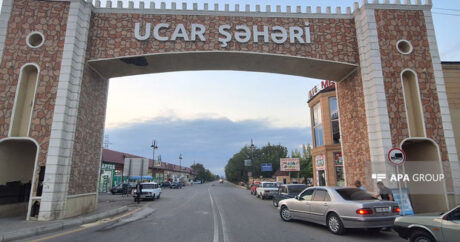 Ucarda şəhərin giriş qapısının üstünə çıxan şəxs yıxıldı – FOTO