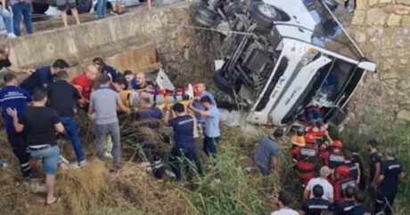 Türkiyədə avtobus dərəyə aşdı – 23 yaralı