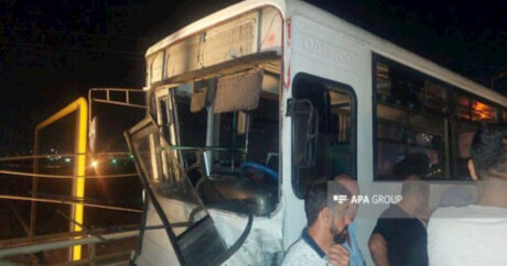 Bakıda minik avtomobili avtobusla toqquşdu, iki nəfər öldü