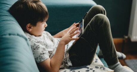 Valideynlərə XƏBƏRDARLIQ: Telefondan saatlarla istifadə edən uşaqlar…