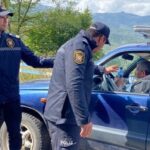 Azərbaycan polisi tıxacda qalan ermənilərə su payladı