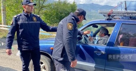 Azərbaycan polisi tıxacda qalan ermənilərə su payladı