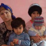 Yardıma möhtac AİLƏ KÖMƏK İSTƏDİ: “Parklarda gecələyirik, günlərlə ac qalırıq” – FOTO