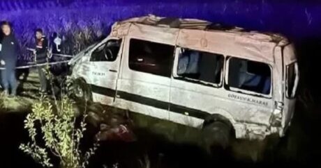 Türkiyədə mikroavtobus xəndəyə düşdü, ölən və yaralananlar var