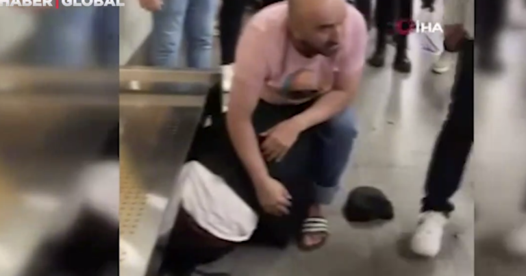 Metroda RƏZİL OLAY: Kişi qadını yumruqla vurdu – VİDEO