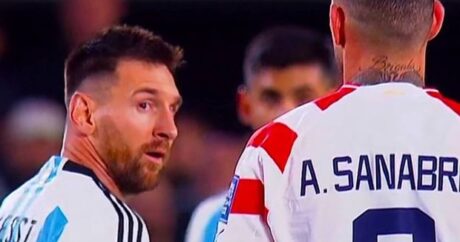 Paraqvaylı futbolçu oyun vaxtı Messiyə tüpürdü – VİDEO