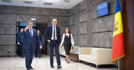 Moldova Prezidentinin iti avstriyalı həmkarını dişlədi – VİDEO