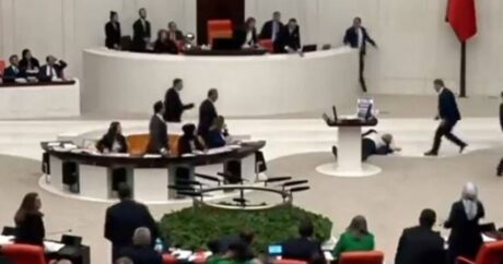 Parlamentdə çıxış edərkən infarkt keçirən deputatın son durumu açıqlandı – YENİLƏNDİ / VİDEO