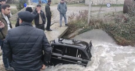 Qubada avtomobil su kanalına düşdü – VİDEO