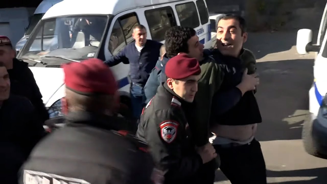 Ermənistan “QAYNAYIR”: Qırmızı beretlilərlə ermənilər arasında əlbəyaxa DAVA DÜŞDÜ – VİDEO