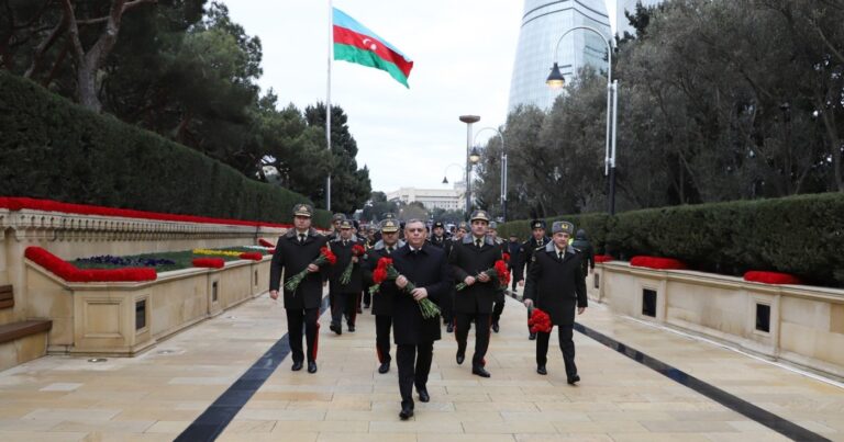 Səfərbərlik xidmətinin rəhbərliyi Şəhidlər xiyabanını ziyarət etdi – FOTOLAR