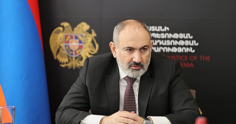 Paşinyan: “Ermənistana yeni konstitusiya lazımdır”