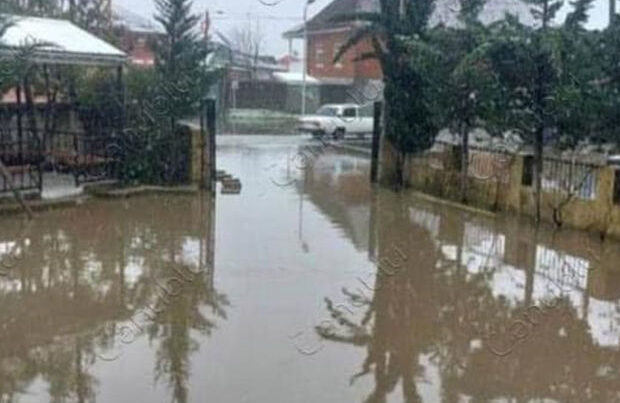 Azərbaycanda Sukanal İdarəsinin həyətini su basdı