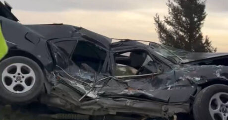 Bakıda AĞIR QƏZA: İdarəetməni itirən sürücü “Mercedes”i aşırdı – VİDEO