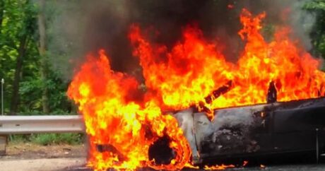 Qazaxda “Mercedes” yandı