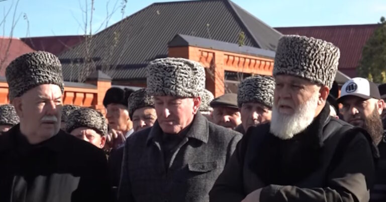 Molla uşağının gözü qarşısında öldürüldü – FOTO