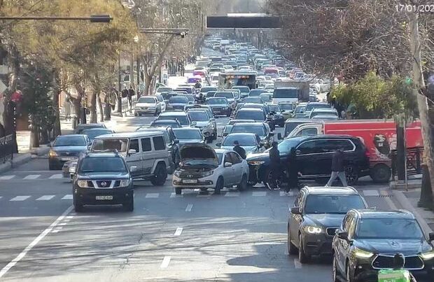 Bakının mərkəzində qəza: Sıxlıq yarandı