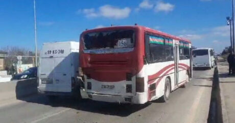 Bakıda avtobus qəzaya uğradı: Yaralılar var – VİDEO