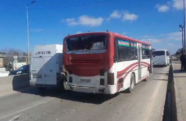 Bakıda avtobus qəzaya uğradı: Yaralılar var – VİDEO