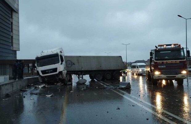 Bakı-Quba yolunda qəza: Yol təsərrüfatına ziyan dəydi – FOTO/VİDEO