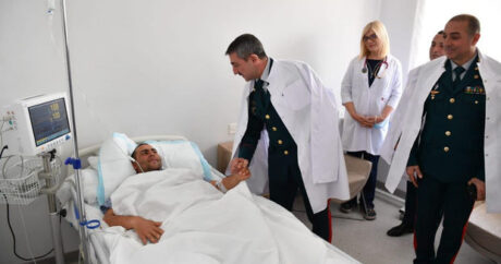 Elçin Quliyev yaralı hərbçimizi ziyarət etdi – FOTO